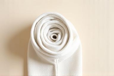 巻かれたオーガニックコットンヨガストラップ
